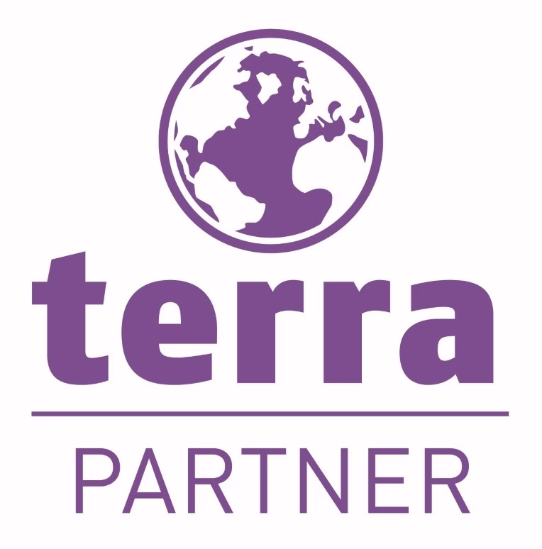 Violettes kreisförmiges Erdelogo über Schriftzug „terra“ und „PARTNER“; dient als Partner-Logo.