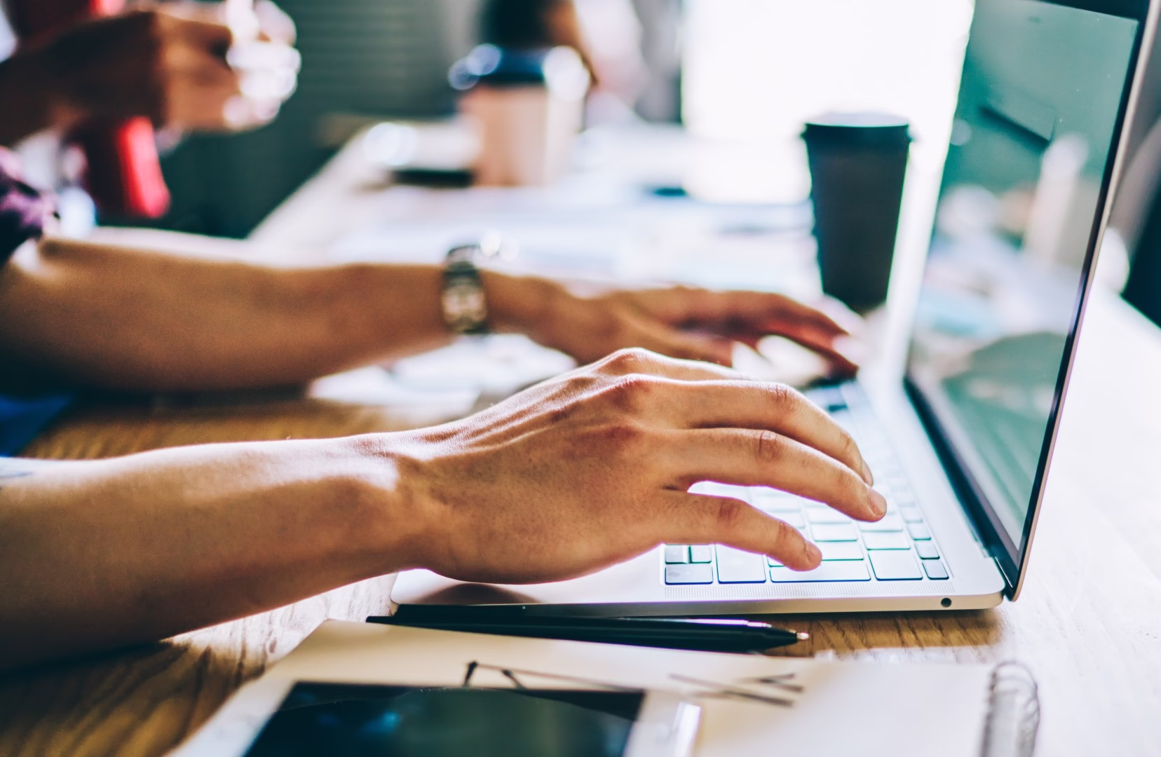 Courses for IT professionals at digital netbook.Installing app on device Hände tippen auf einer Laptop-Tastatur und nutzen den Bildschirm zur Suche nach hilfreichen Informationen im Internet.